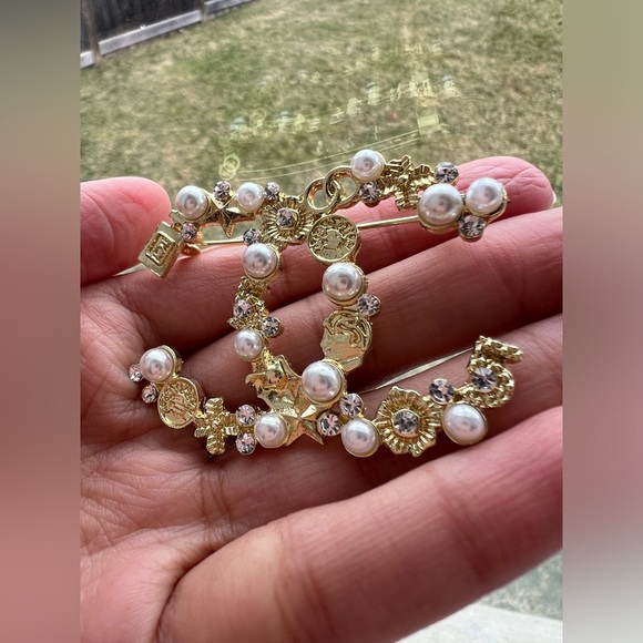CC pearl brooch - Picture 3 of 11